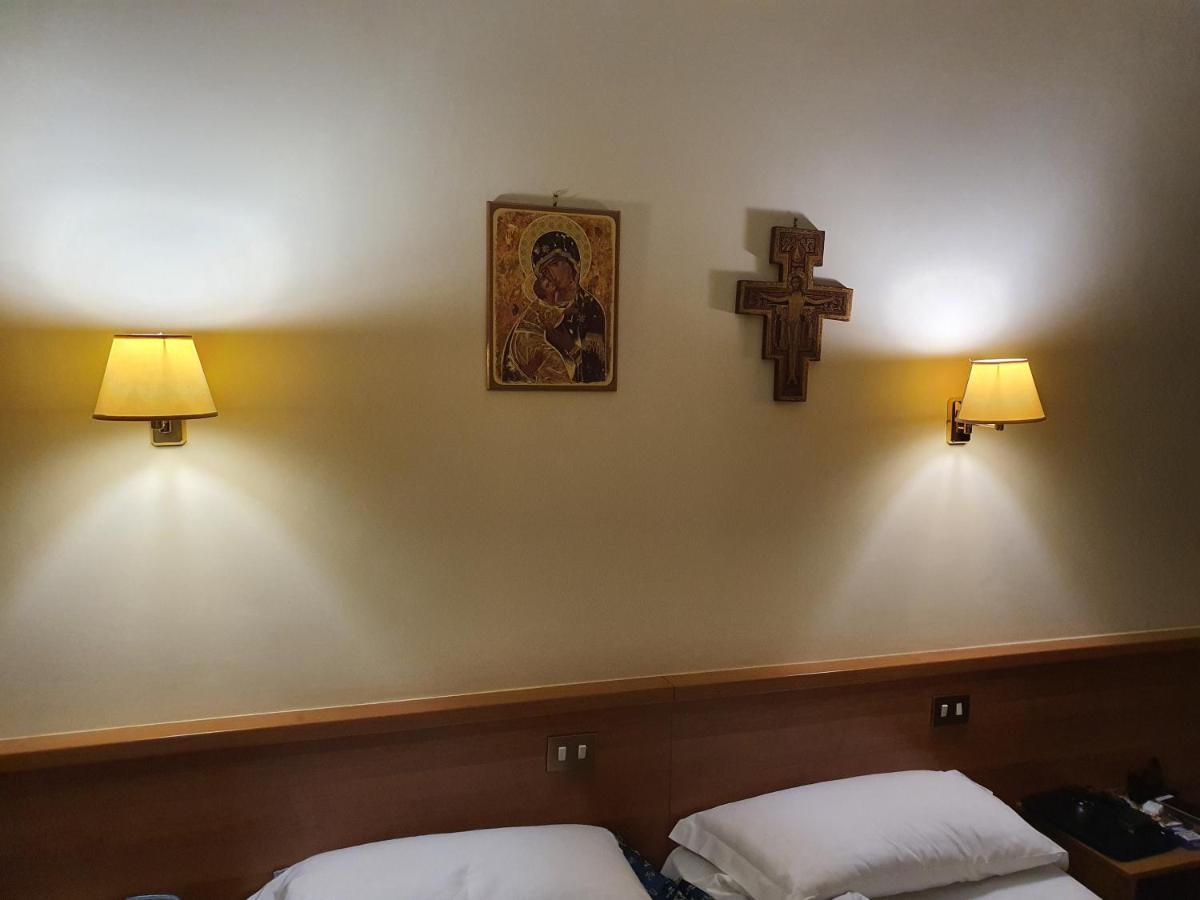 Suore Concezioniste Missionarie - Carmen Salles Roma Bed & Breakfast エクステリア 写真