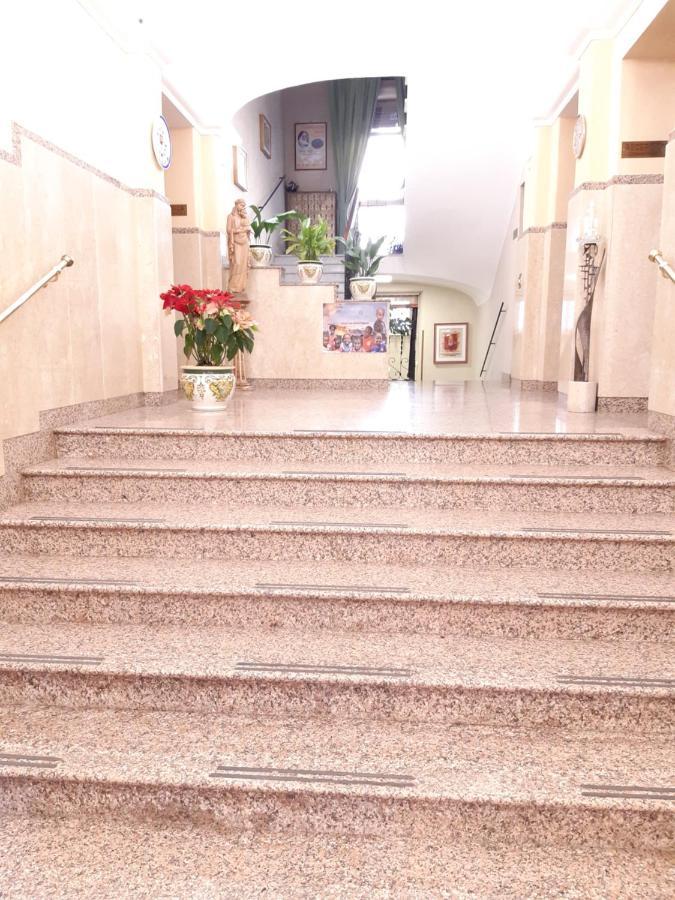 Suore Concezioniste Missionarie - Carmen Salles Roma Bed & Breakfast エクステリア 写真